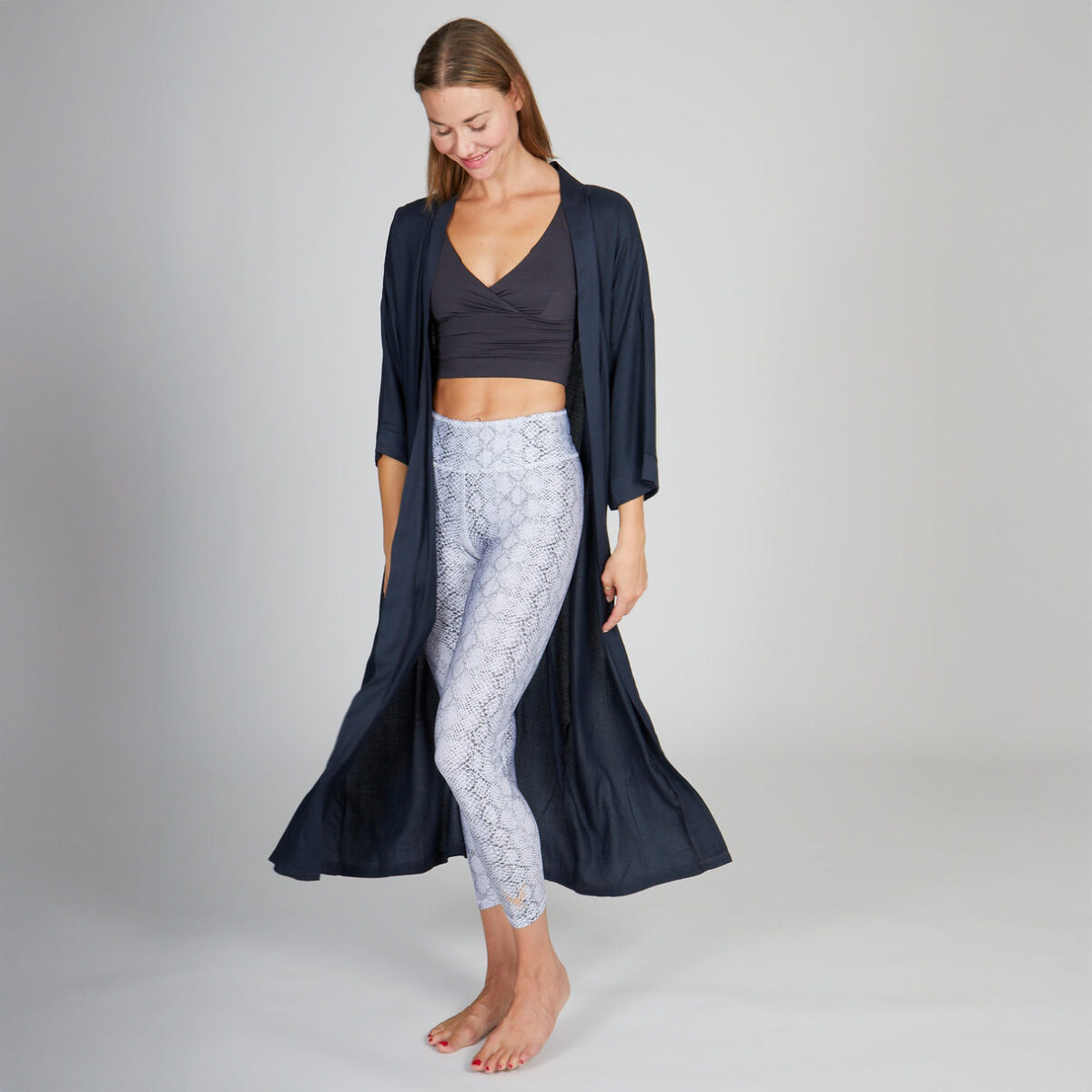 kimono_anthracite_model_1_web2500.jpg KIMONO ANTHRACITE | ONE SIZE – Bild 1