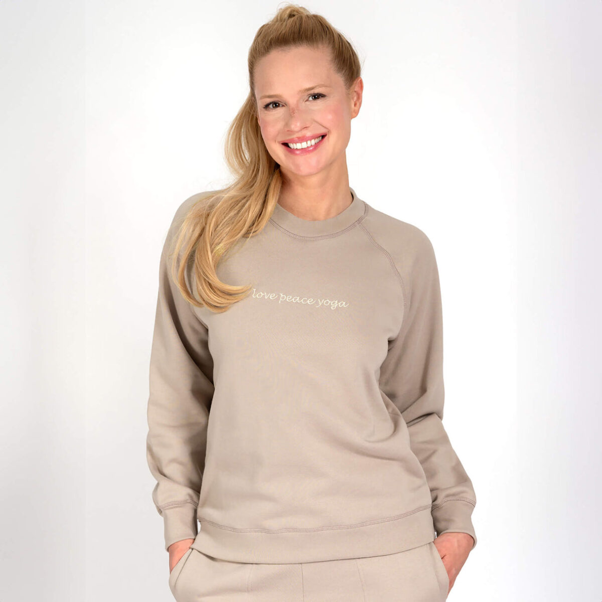 sweater_bella_taupe_front_web2000.jpg SWEATER BELLA | TAUPE MIT LOVE PEACE Yoga – Bild 1
